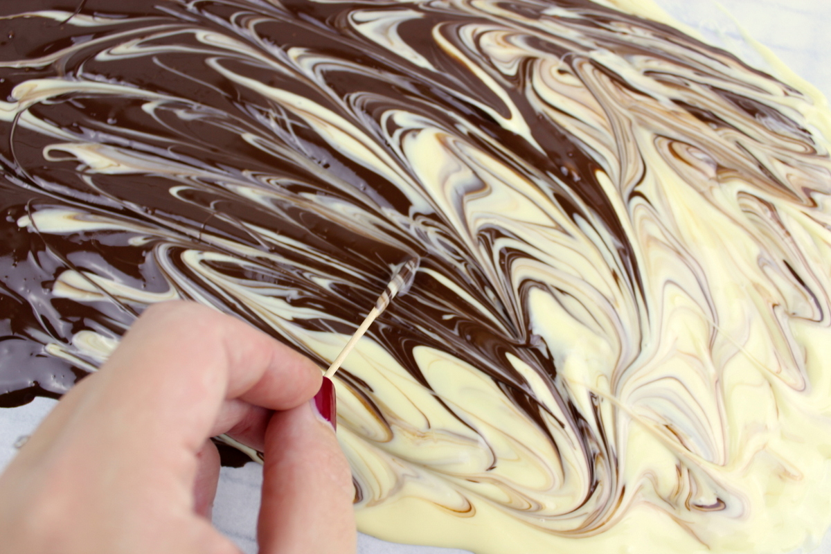 weihnachtliche Bruchschokolade mit weißer- und Zartbitterschokolade