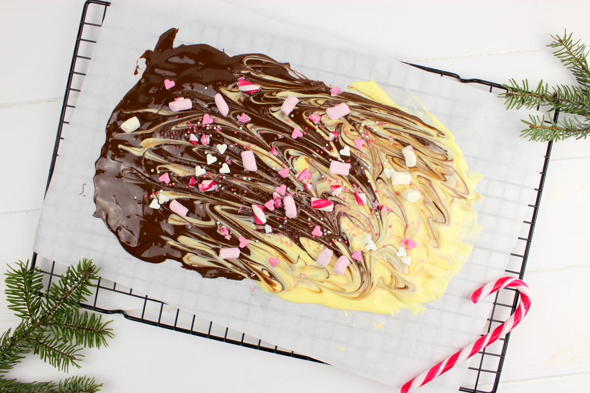 weihnachtliche Bruchschokolade mit weißer- und Zartbitterschokolade