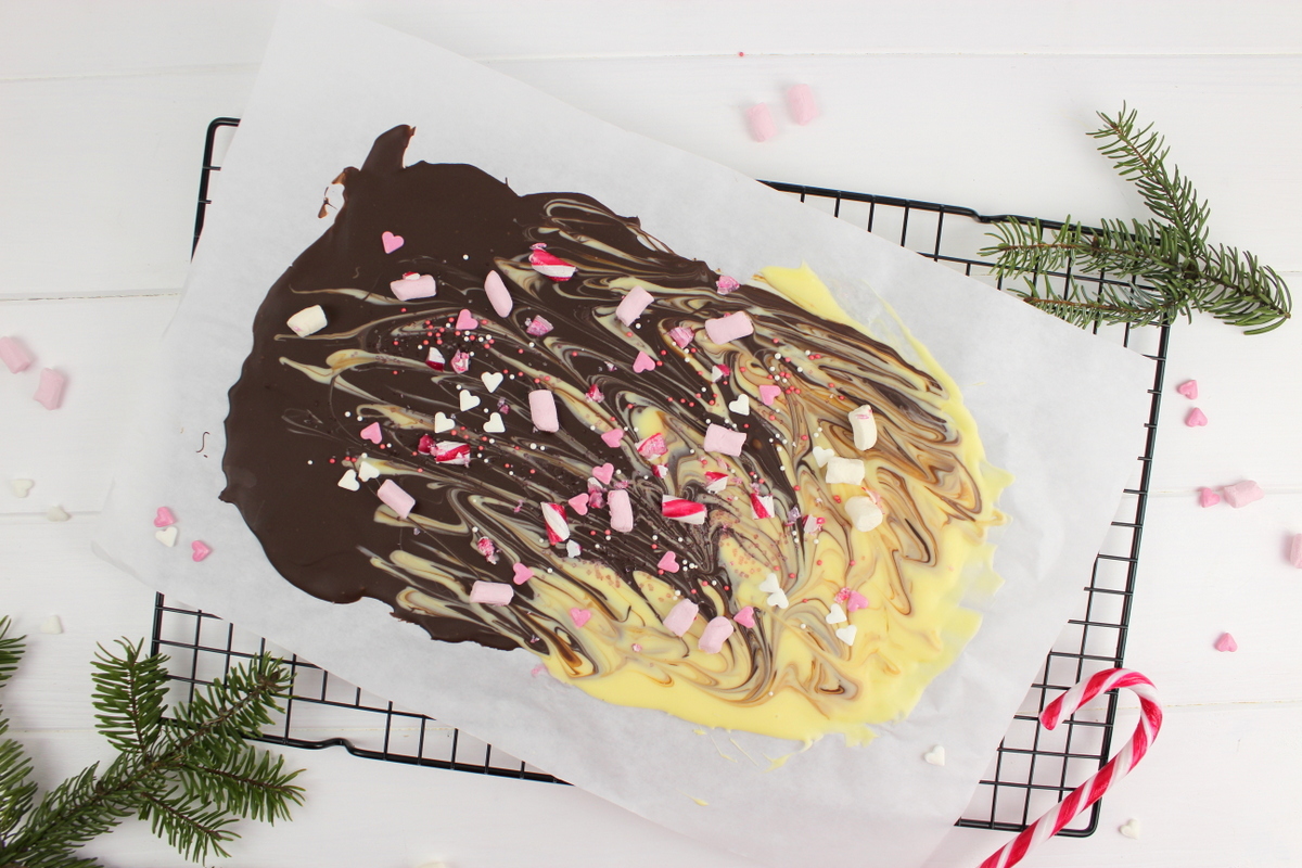 weihnachtliche Bruchschokolade mit weißer- und Zartbitterschokolade