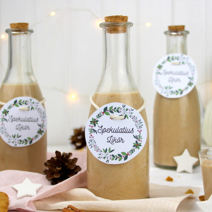 Spekulatiuslikoer in einer Flasche mit Keksen