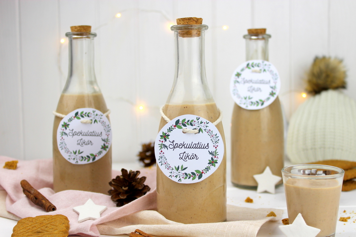 Spekulatiuslikör in einer Flasche mit Keksen