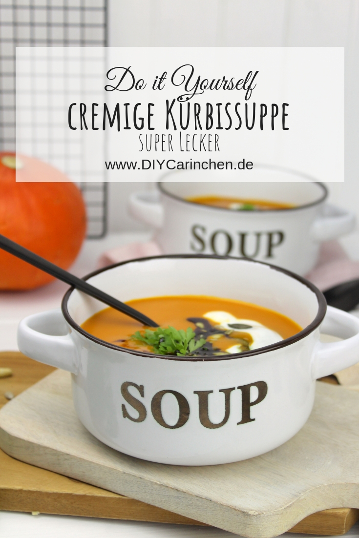 Kürbissuppe mit Hokkaido, Möhren und Kokosmilch serviert mit Petersilie, Kürbiskernen und Kürbisöl
