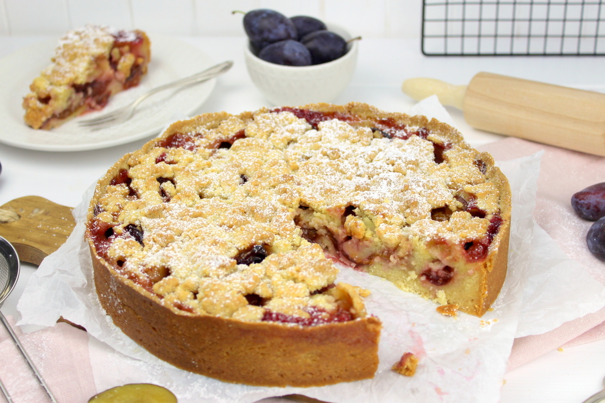 saftiger Pflaumenkuchen mit Streusel und Puderzucker