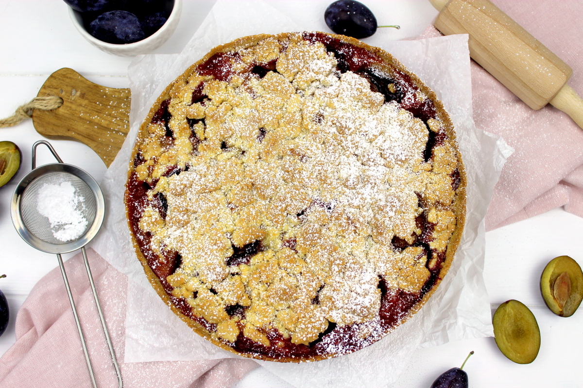 saftiger Pflaumenkuchen mit Streusel und Puderzucker