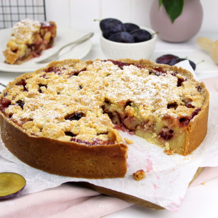 saftiger Pflaumenkuchen mit Streusel und Puderzucker
