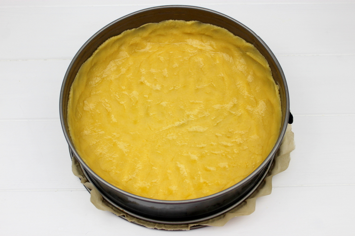 saftiger Pflaumenkuchen mit Streusel und Puderzucker