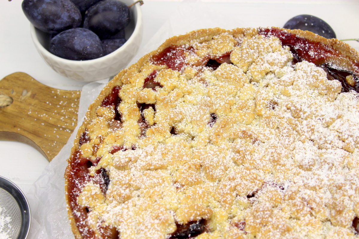saftiger Pflaumenkuchen mit Streusel und Puderzucker