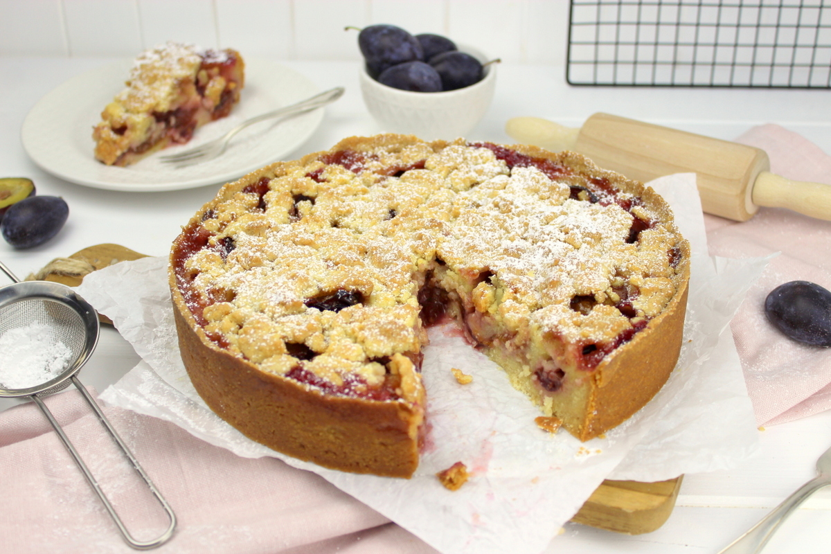 saftiger Pflaumenkuchen mit Streusel und Puderzucker