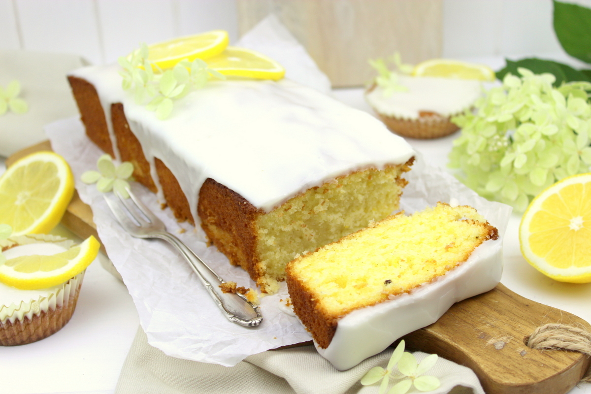 Saftiger Zitronenkuchen mit eine Guss aus Puderzucker und Zitrone