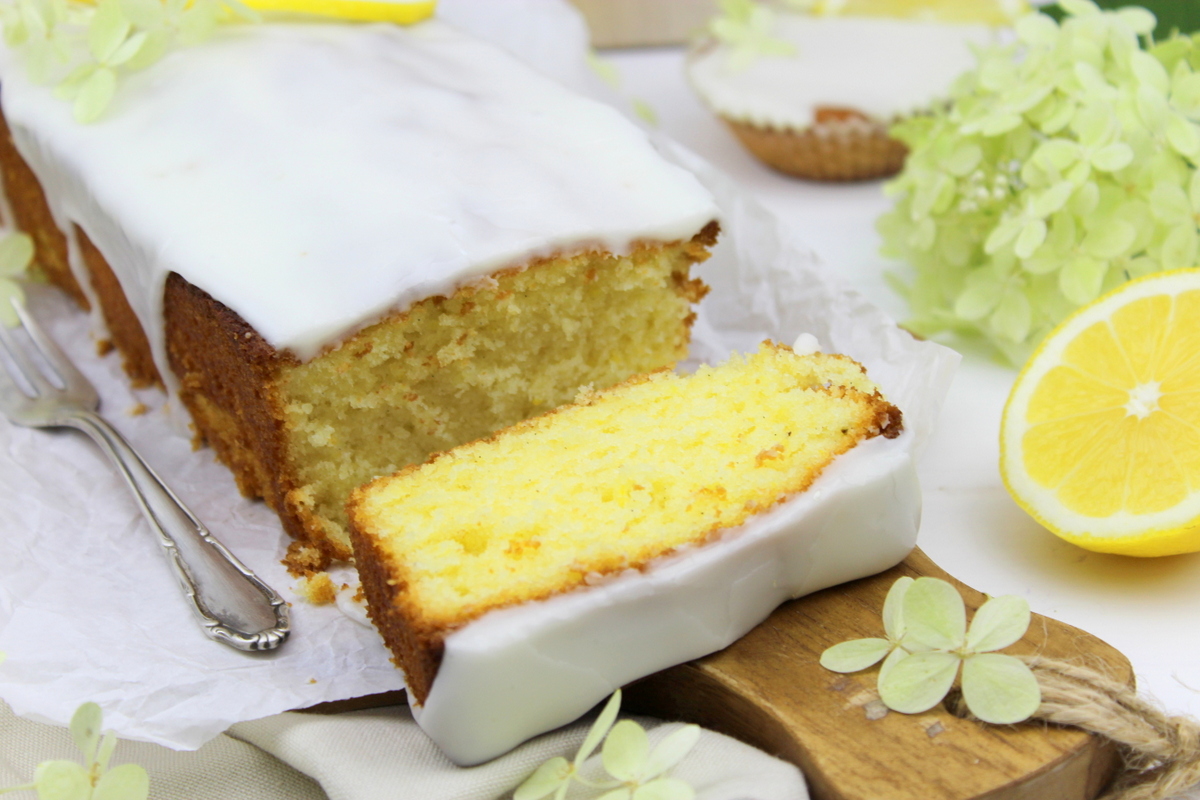 Saftiger Zitronenkuchen mit eine Guss aus Puderzucker und Zitrone