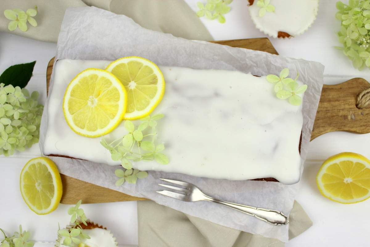 Saftiger Zitronenkuchen mit eine Guss aus Puderzucker und Zitrone