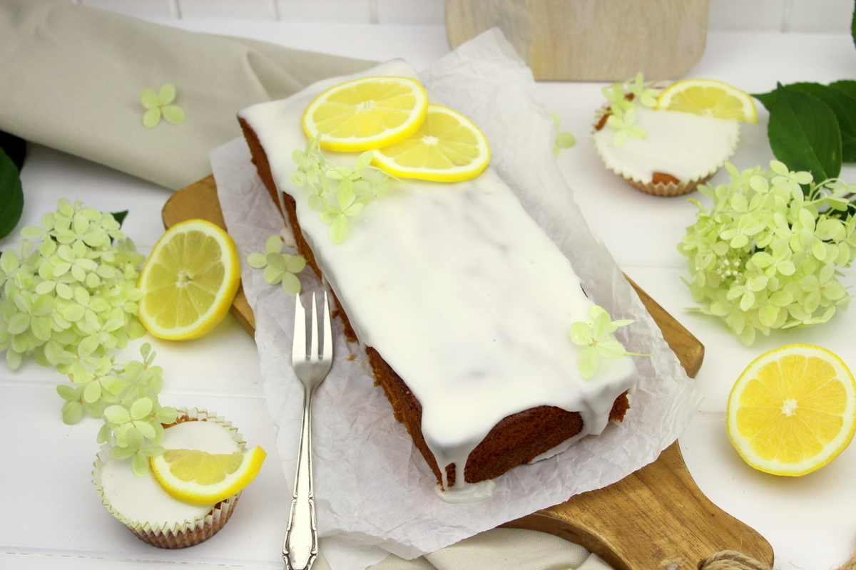 Saftiger Zitronenkuchen mit eine Guss aus Puderzucker und Zitrone