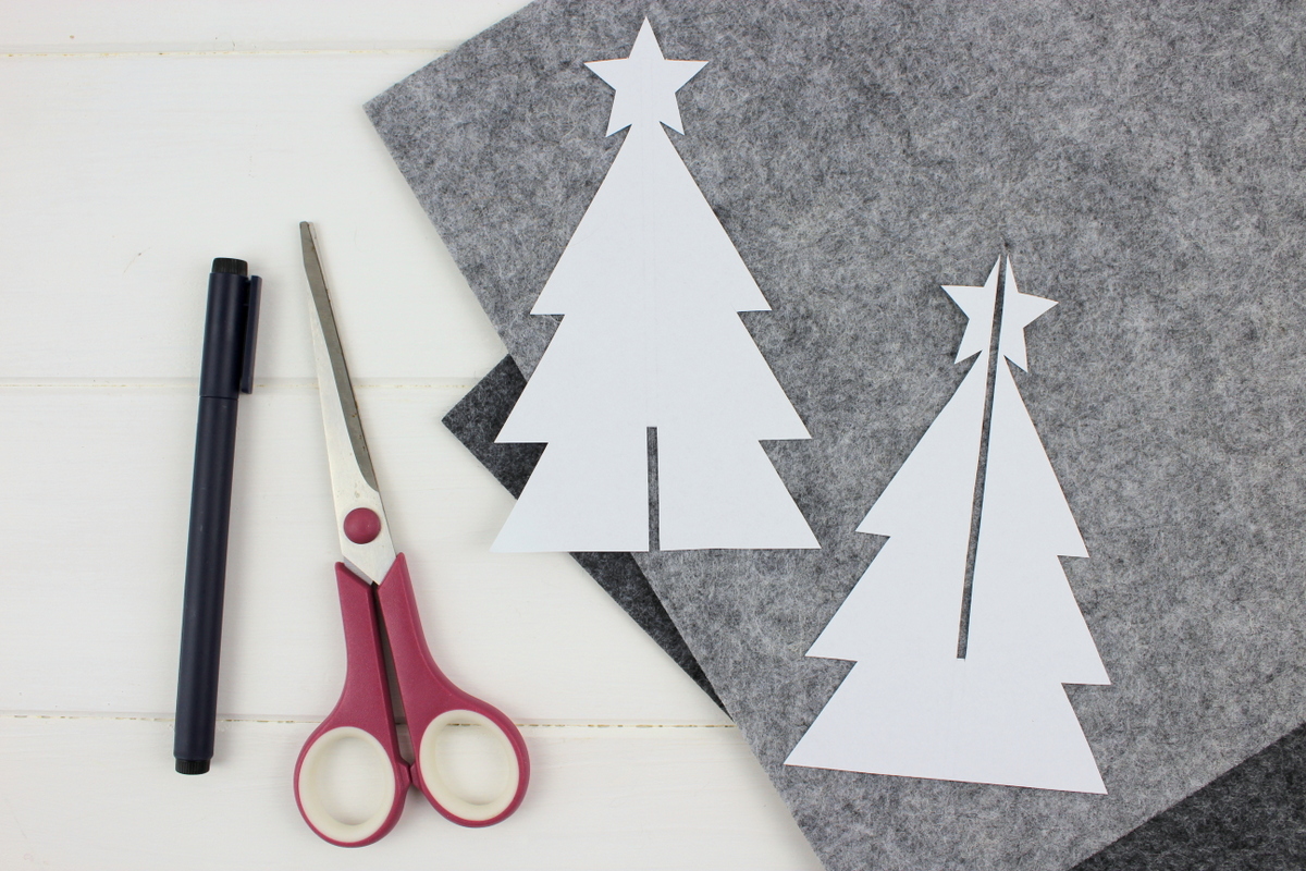 graue selbstgemachte 3D Tannenbäume aus Filz