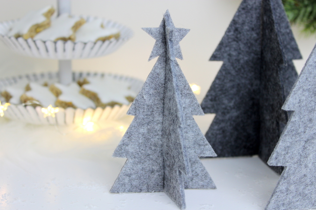 graue selbstgemachte 3D Tannenbäume aus Filz