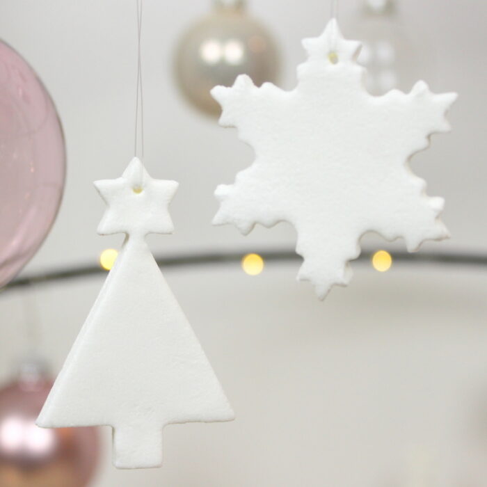 weihnachtliche Christbaumanhänger aus Kaltporzellan