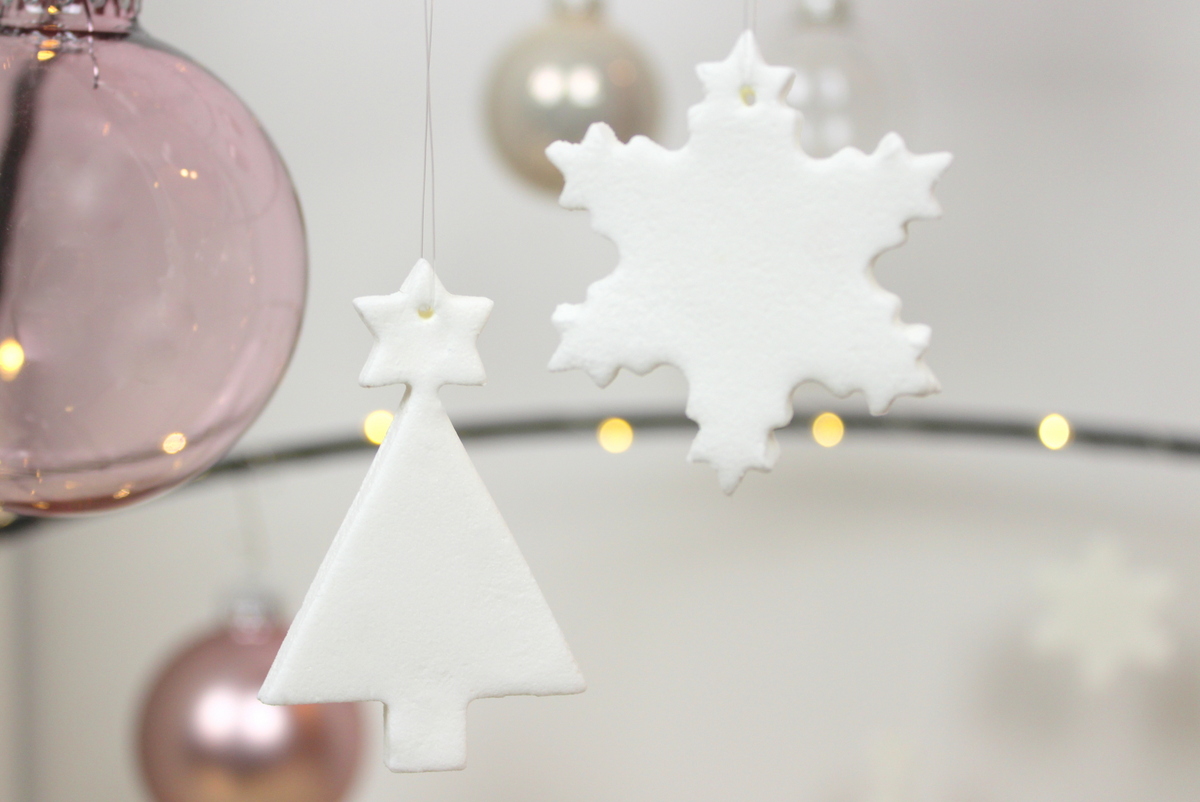 weihnachtliche Christbaumanhänger aus Kaltporzellan