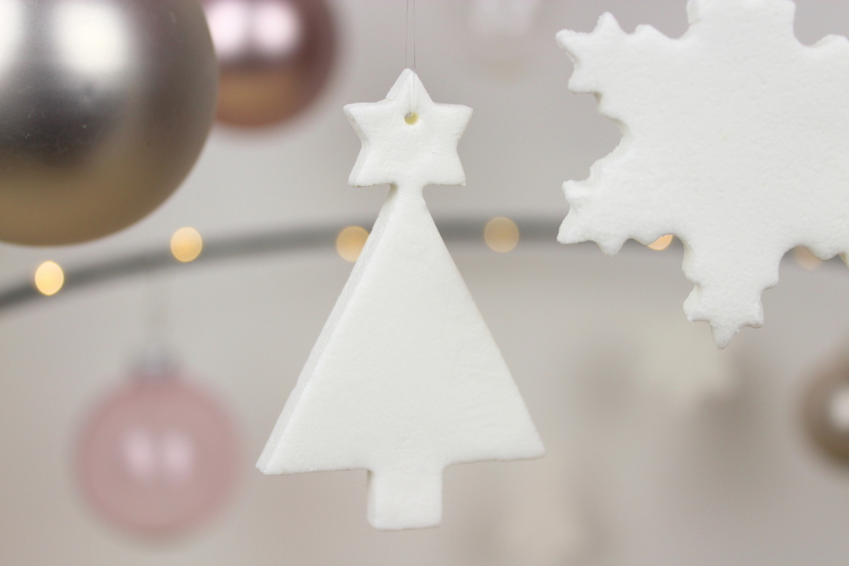 weihnachtliche Christbaumanhänger aus Kaltporzellan