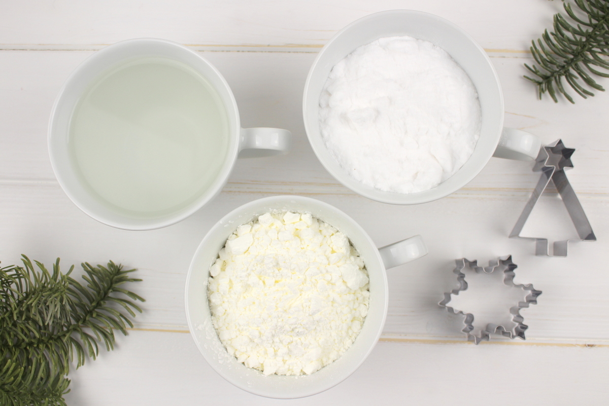 weihnachtliche Christbaumanhänger aus Kaltporzellan