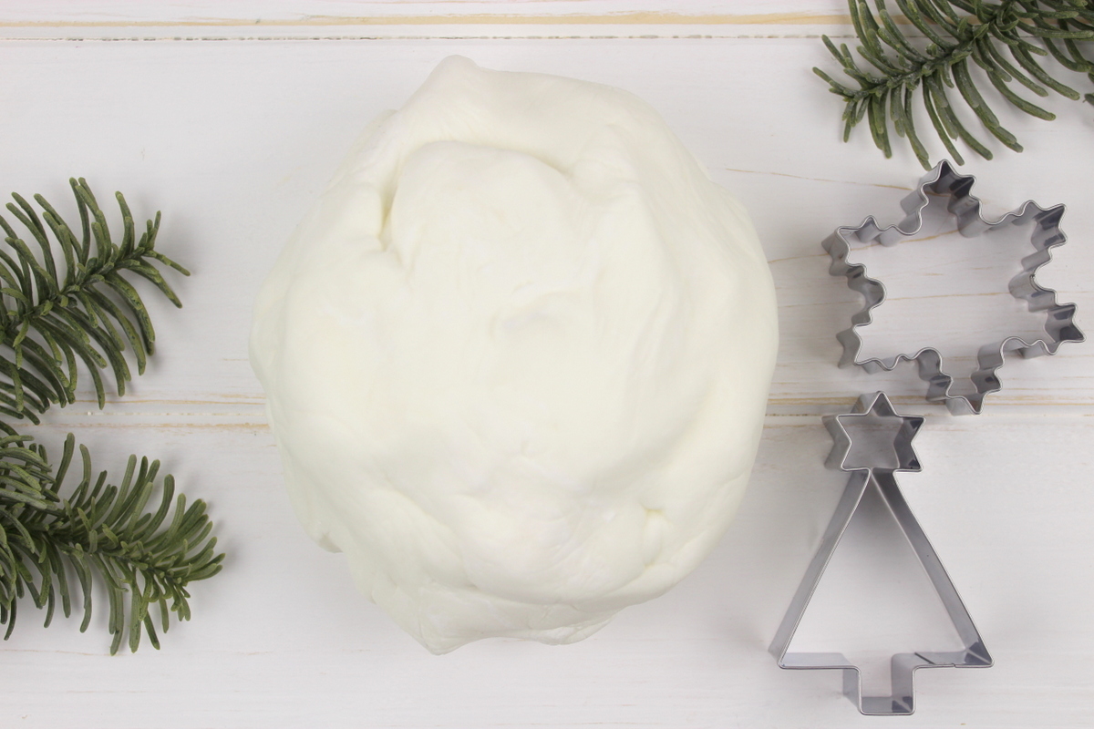 weihnachtliche Christbaumanhänger aus Kaltporzellan