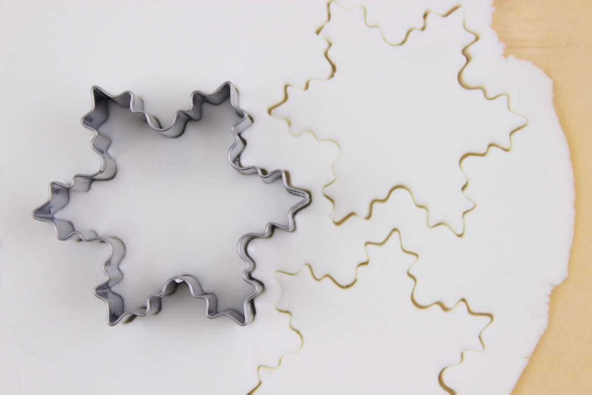 weihnachtliche Christbaumanhänger aus Kaltporzellan