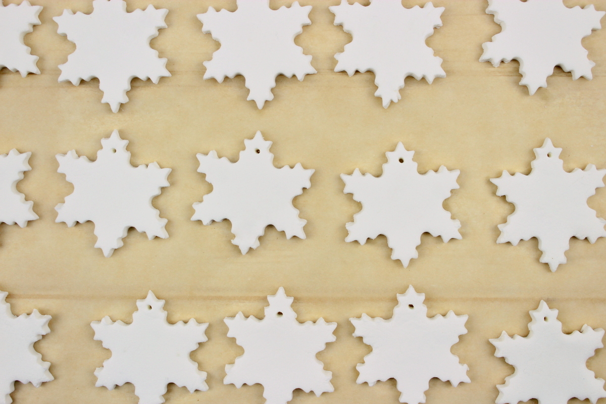 weihnachtliche Christbaumanhänger aus Kaltporzellan