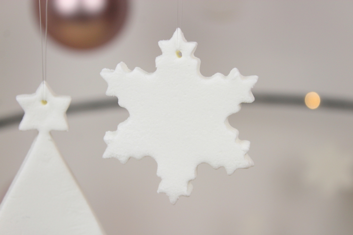 weihnachtliche Christbaumanhänger aus Kaltporzellan