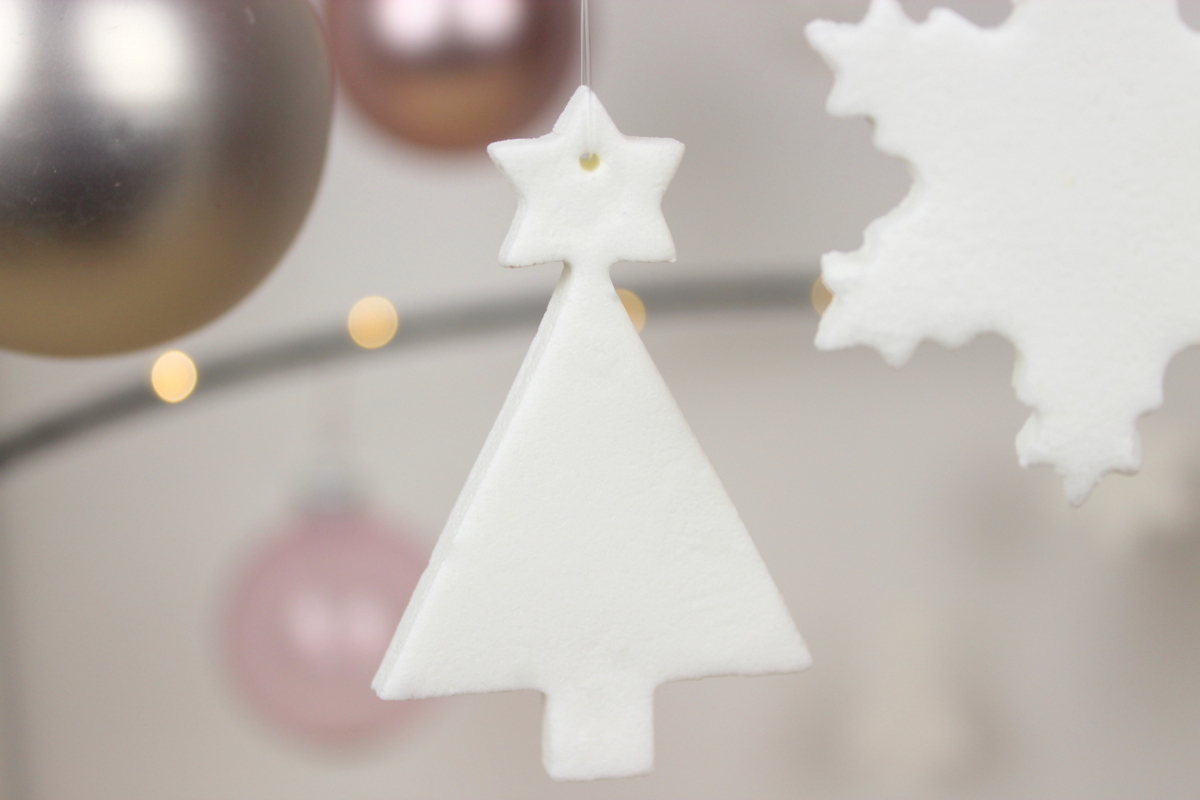 weihnachtliche Christbaumanhänger aus Kaltporzellan