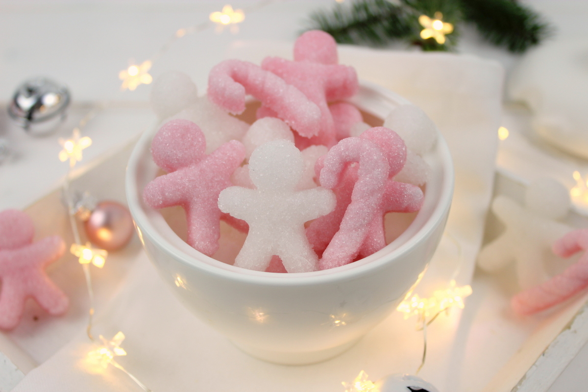 selbstgemachte Lebkuchenmänner aus Zucker in rosa und weiß