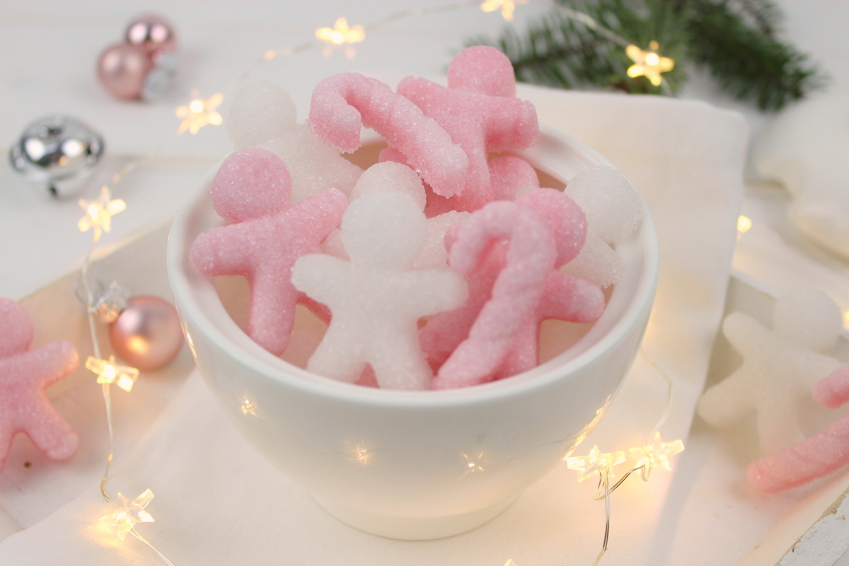 selbstgemachte Lebkuchenmänner aus Zucker in rosa und weiß