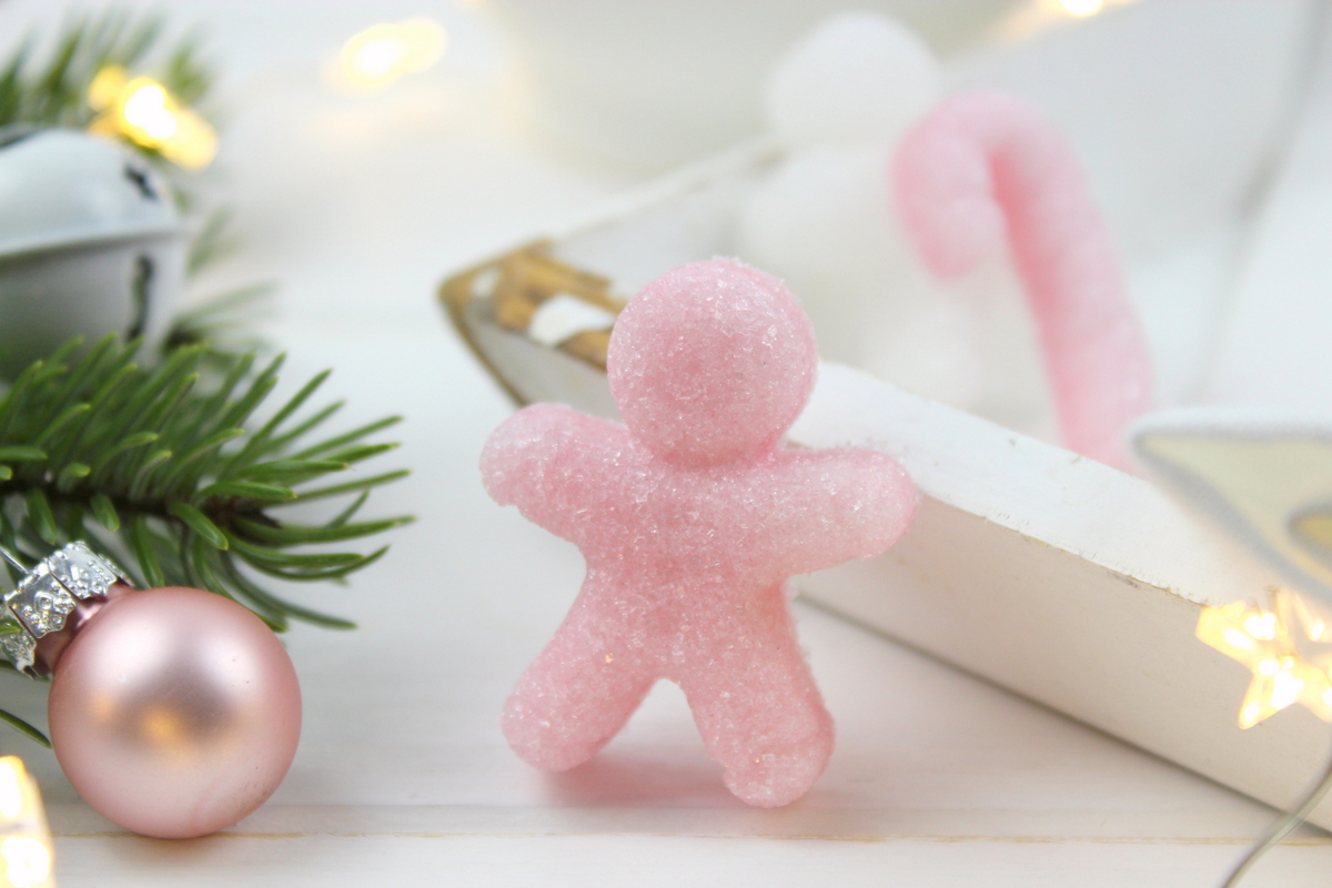 selbstgemachte Lebkuchenmänner aus Zucker in rosa und weiß