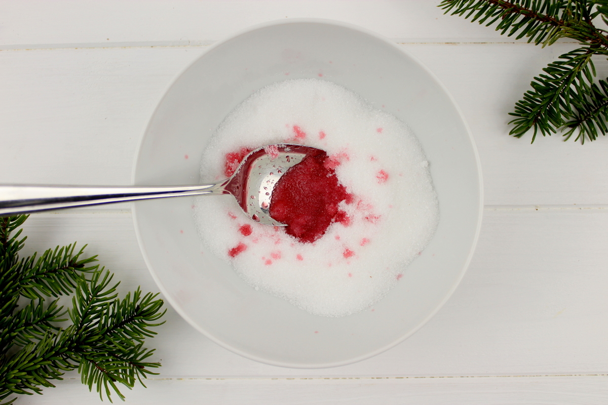 selbstgemachte Lebkuchenmänner aus Zucker in rosa und weiß