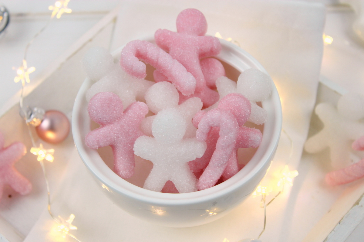 selbstgemachte Lebkuchenmänner aus Zucker in rosa und weiß