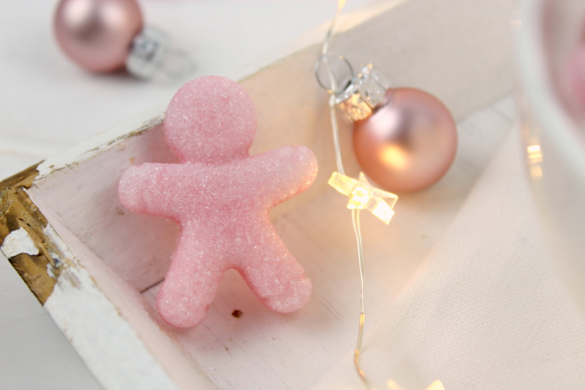 selbstgemachte Lebkuchenmänner aus Zucker in rosa und weiß