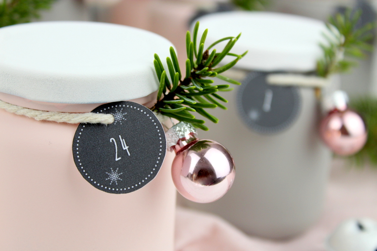 Upcycling Adventskalender aus alten angesprühten Gläsern mit Kreidefarbe in rosa und grau