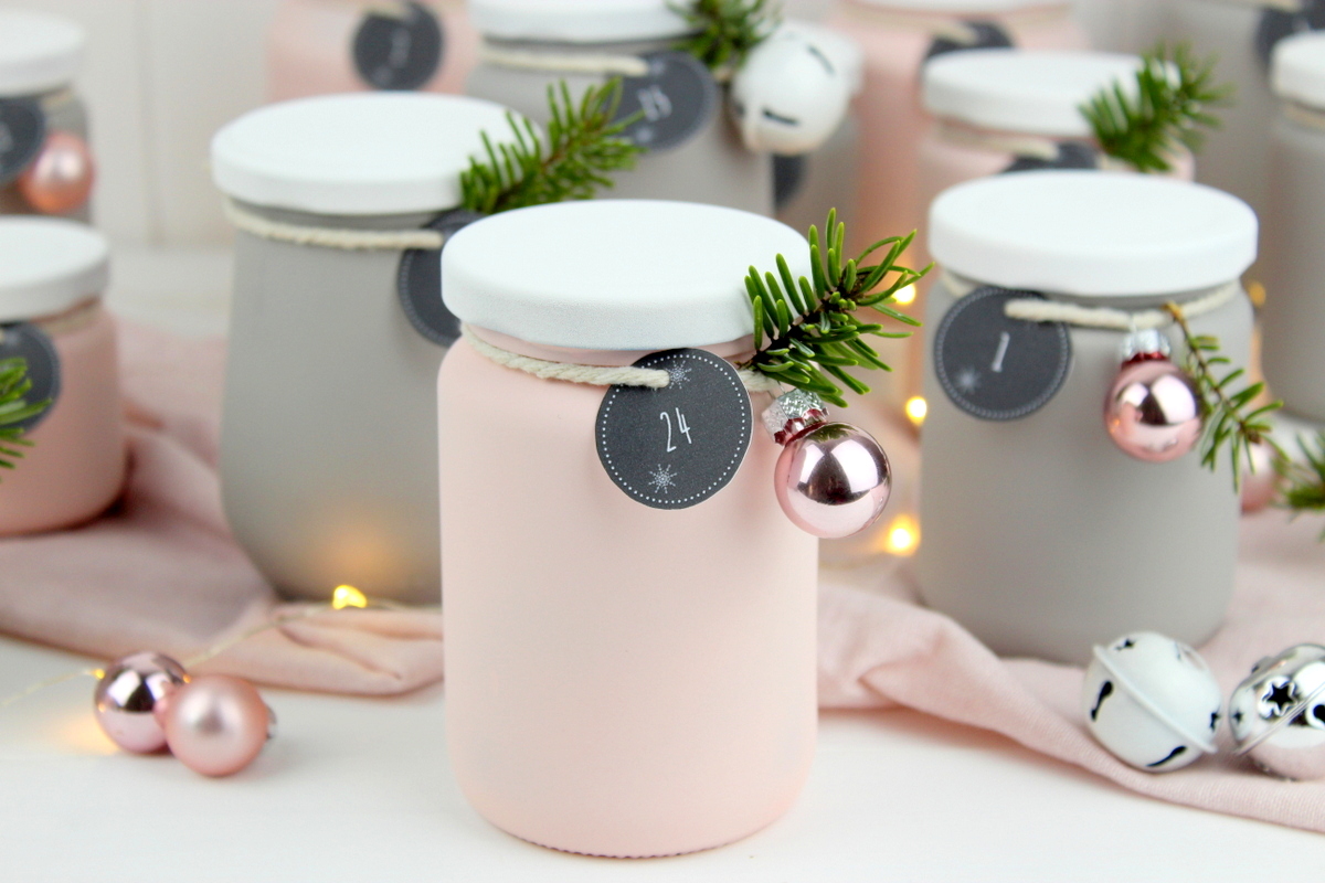 Upcycling Adventskalender aus alten angesprühten Gläsern mit Kreidefarbe in rosa und grau