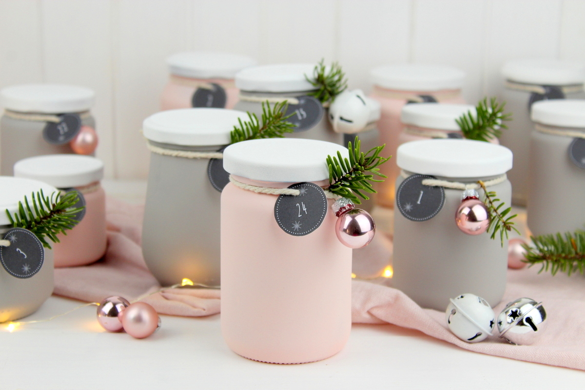 Upcycling Adventskalender aus alten angesprühten Gläsern mit Kreidefarbe in rosa und grau