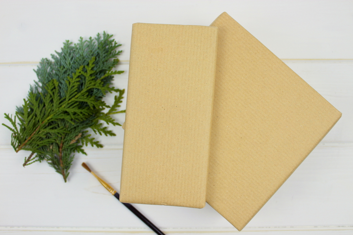 Selbstgemachte Geschenkverpackung zu Weihnachten mit Tanne / Konifere