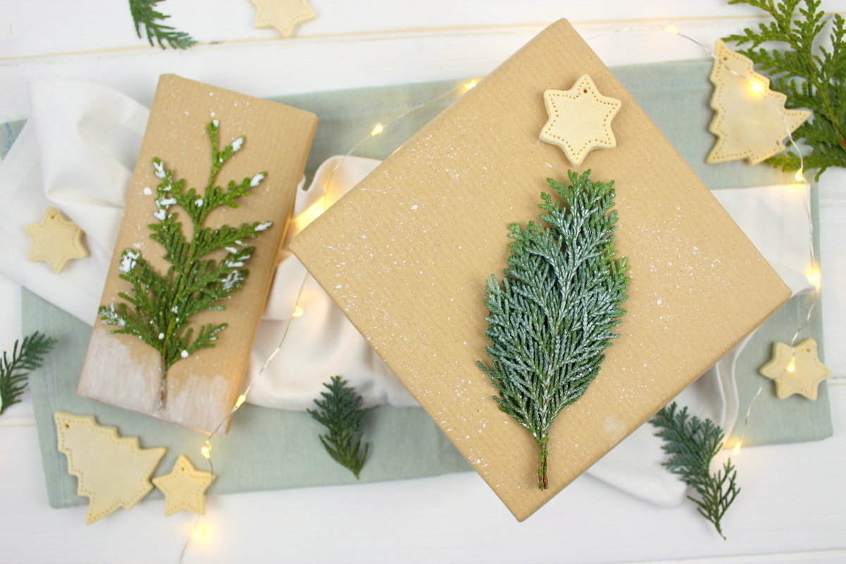 Selbstgemachte Geschenkverpackung zu Weihnachten mit Tanne / Konifere