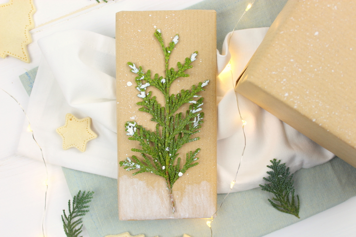Selbstgemachte Geschenkverpackung zu Weihnachten mit Tanne / Konifere