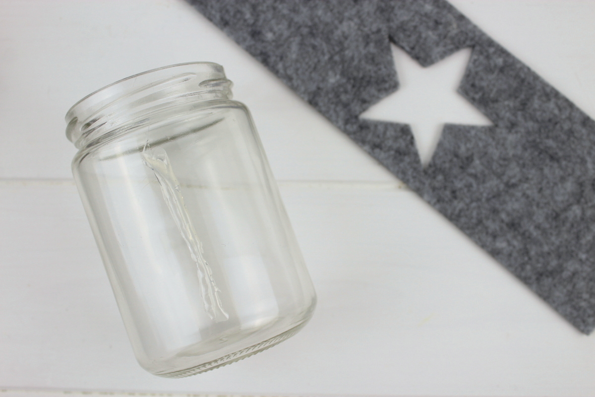 weihnachtliche Windlichter aus Filz und Einmachgläsern