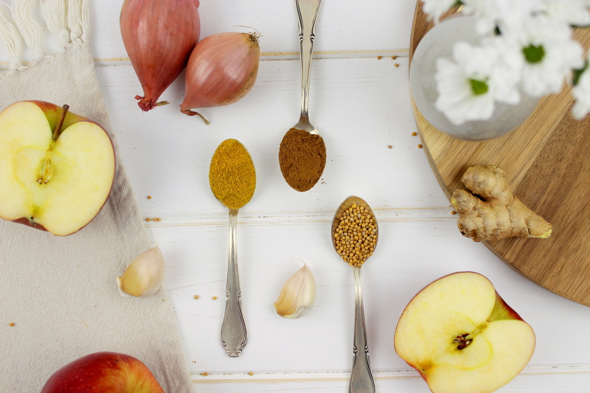 selbstgemachtes Apfel-Zwiebel-Chutney im Einmachglas