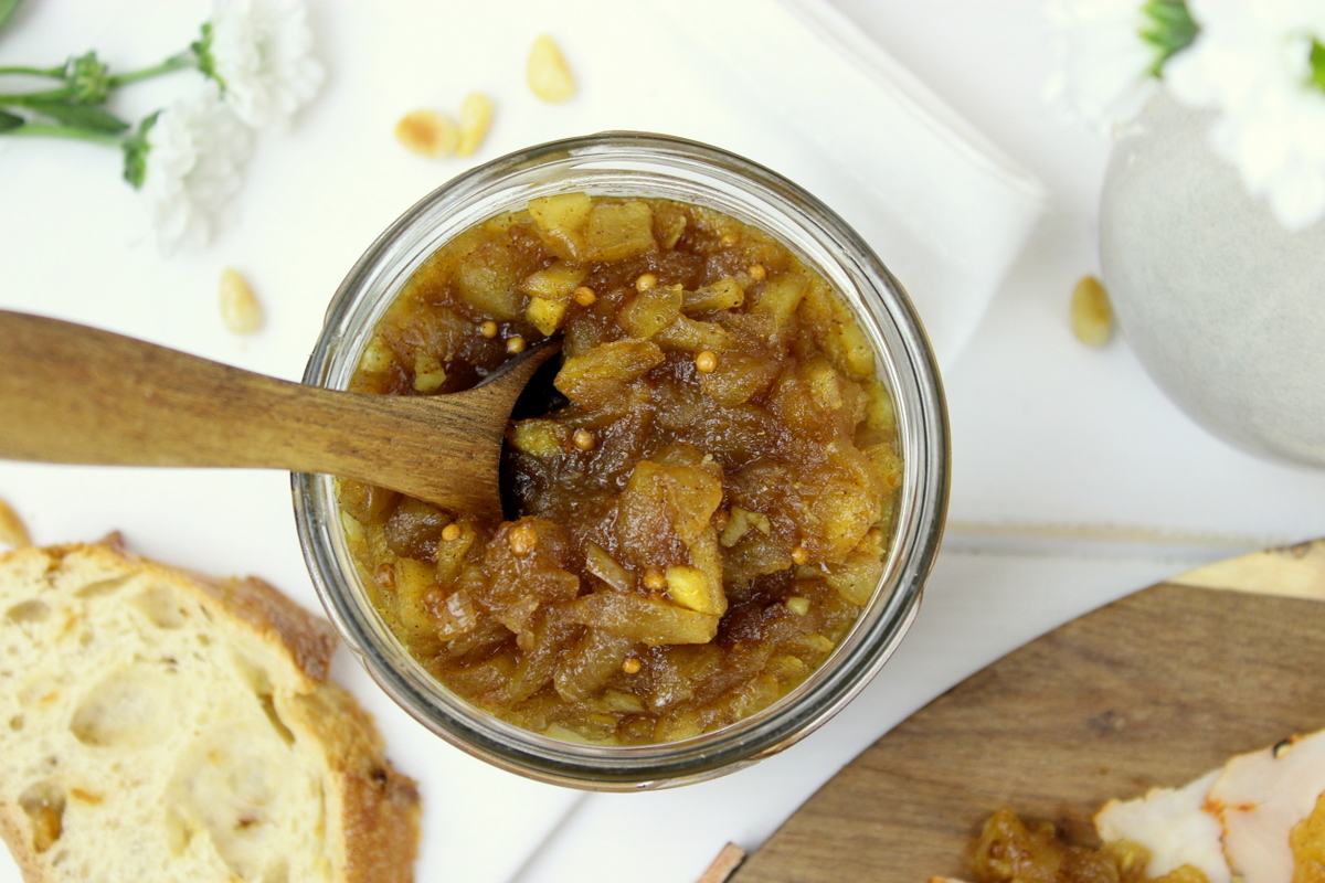 selbstgemachtes Apfel-Zwiebel-Chutney im Einmachglas