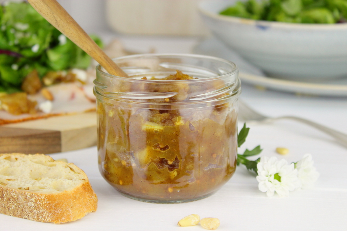 selbstgemachtes Apfel-Zwiebel-Chutney im Einmachglas