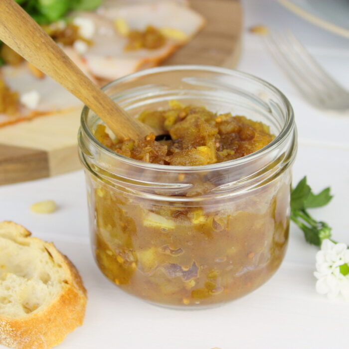 selbstgemachtes Apfel-Zwiebel-Chutney im Einmachglas