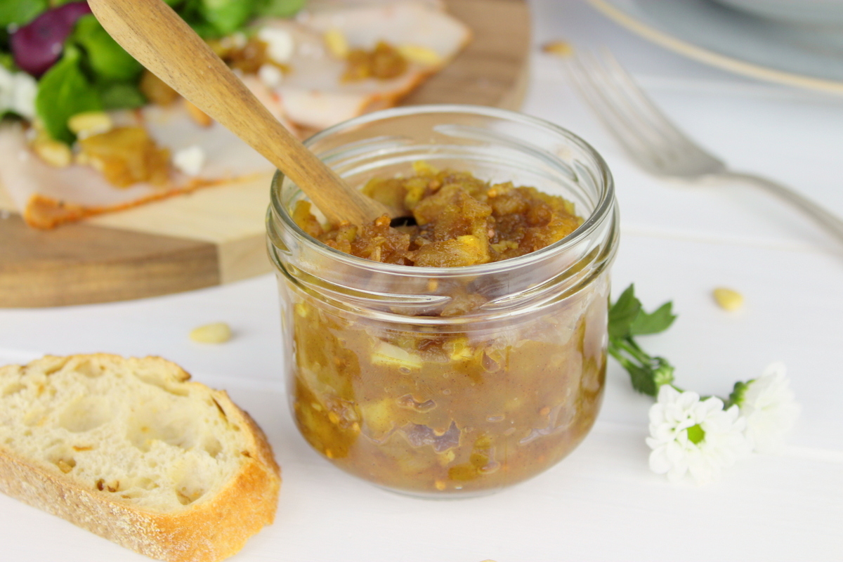 selbstgemachtes Apfel-Zwiebel-Chutney im Einmachglas