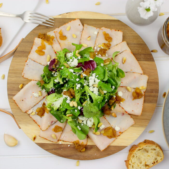 Puten Carpaccio mit Apfel-Zwiebel-Chutney und buntem Salat