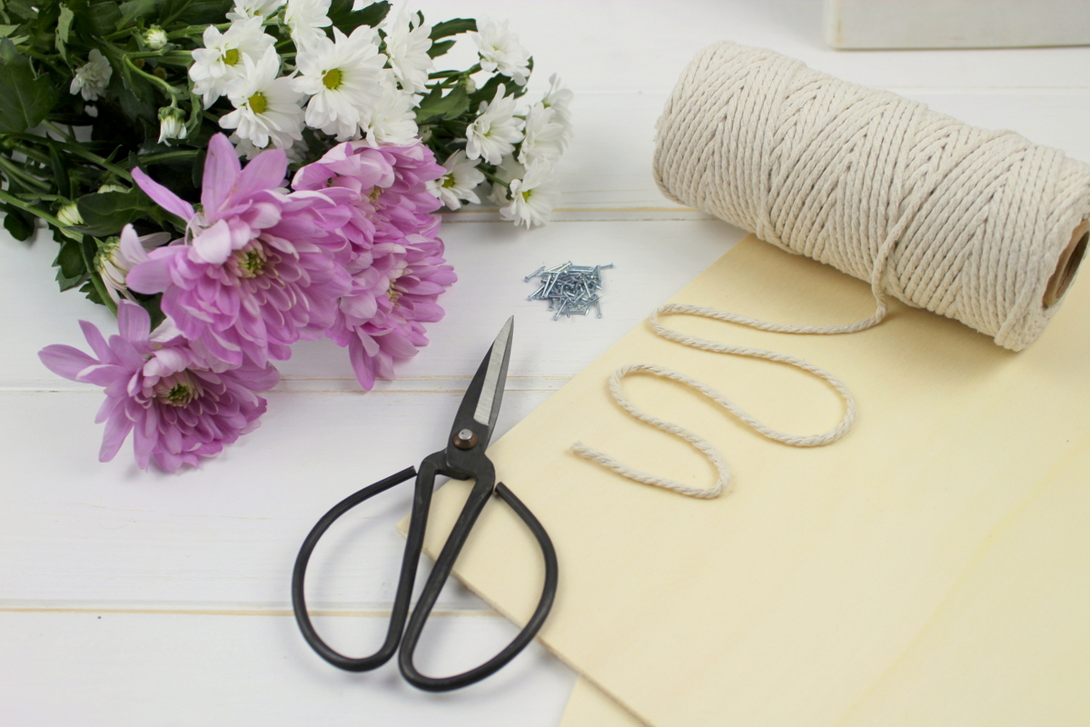DIY String Art Wandbild Vase mit Blumen
