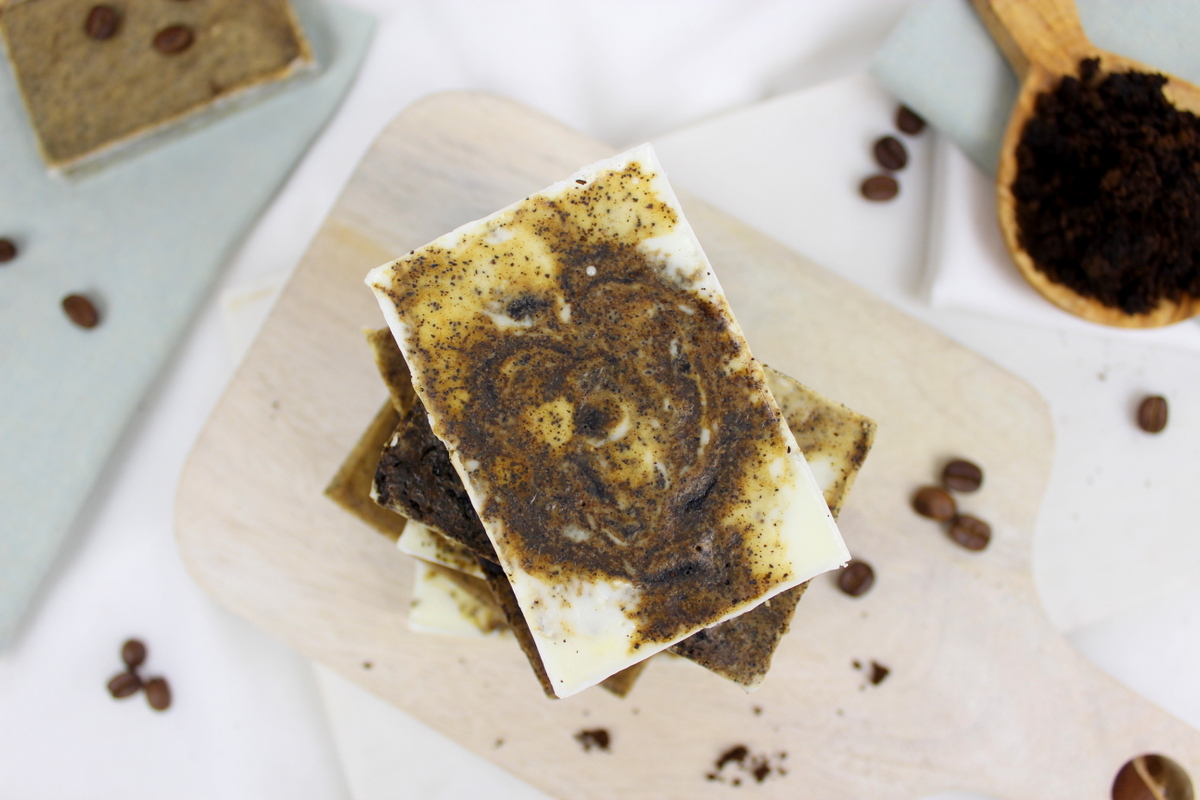 DIY selbstgemachte Kaffeeseife mit Peelingeffekt und Kaffeesatz