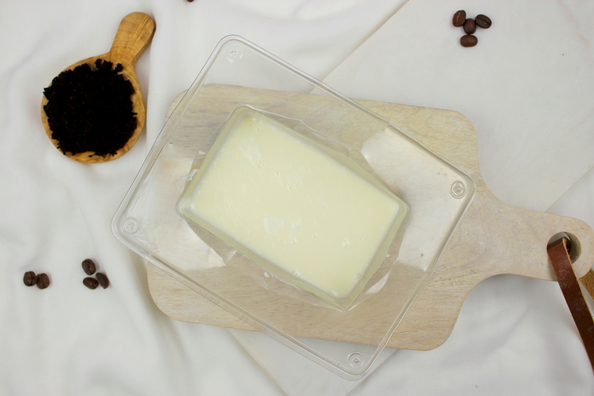DIY selbstgemachte Kaffeeseife mit Peelingeffekt und Kaffeesatz