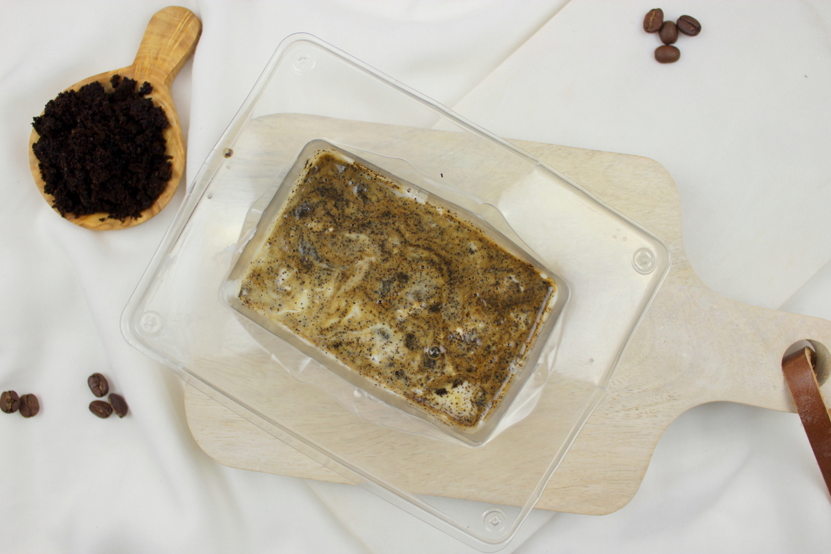 DIY selbstgemachte Kaffeeseife mit Peelingeffekt und Kaffeesatz